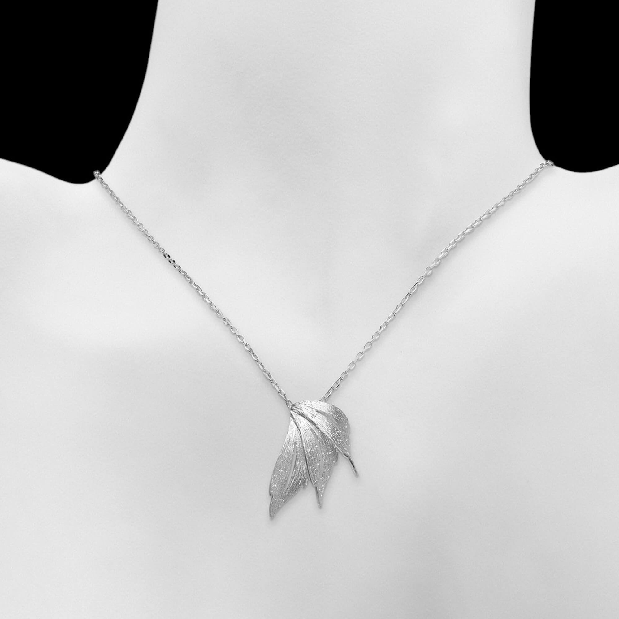 Pendentif en forme de feuille d'argent