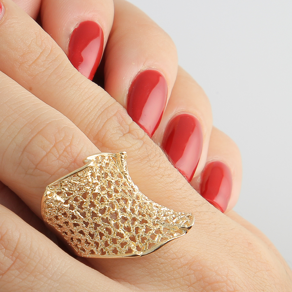 Refined gold plated ring with glare