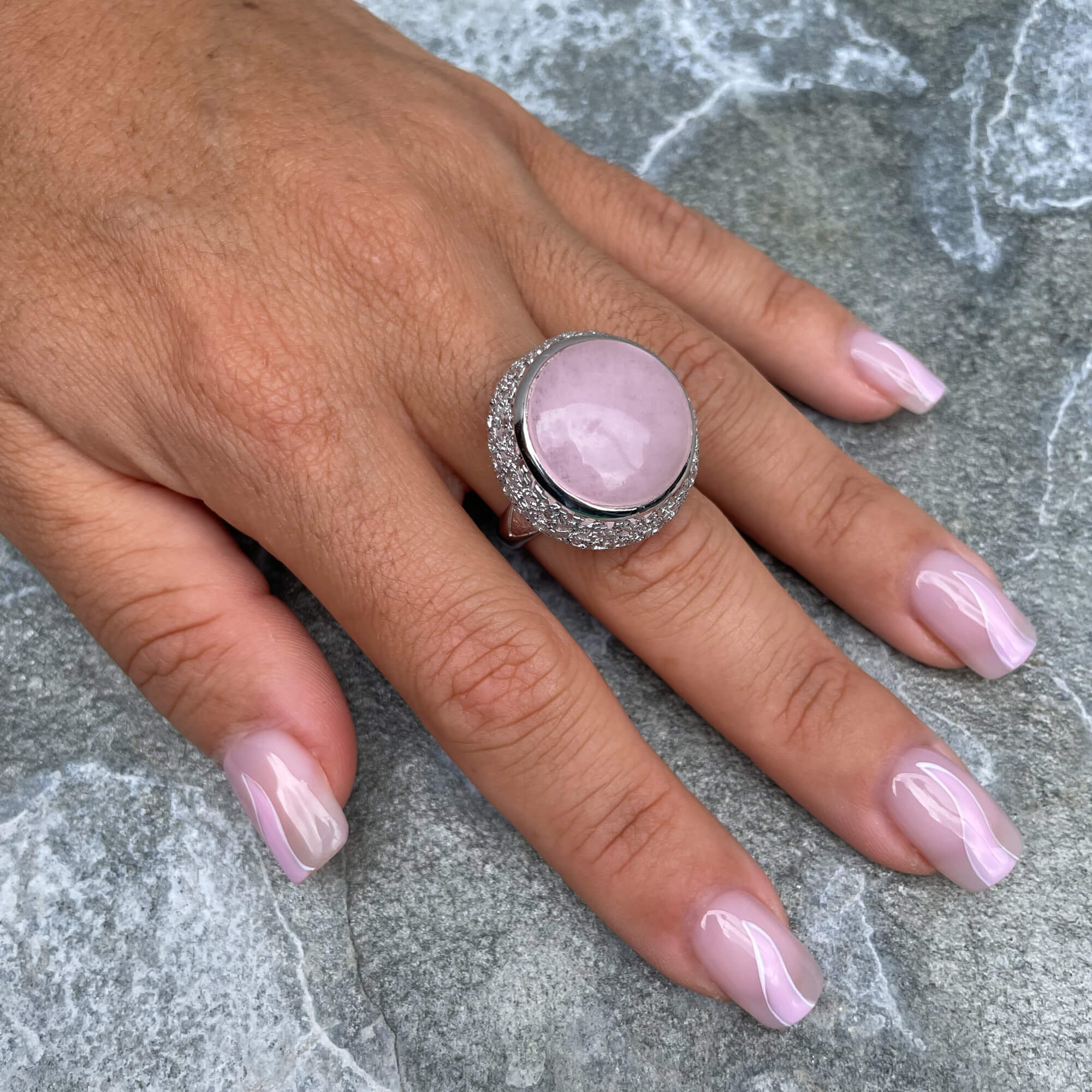 Bague en argent ouvragée avec une pierre de quartz rose