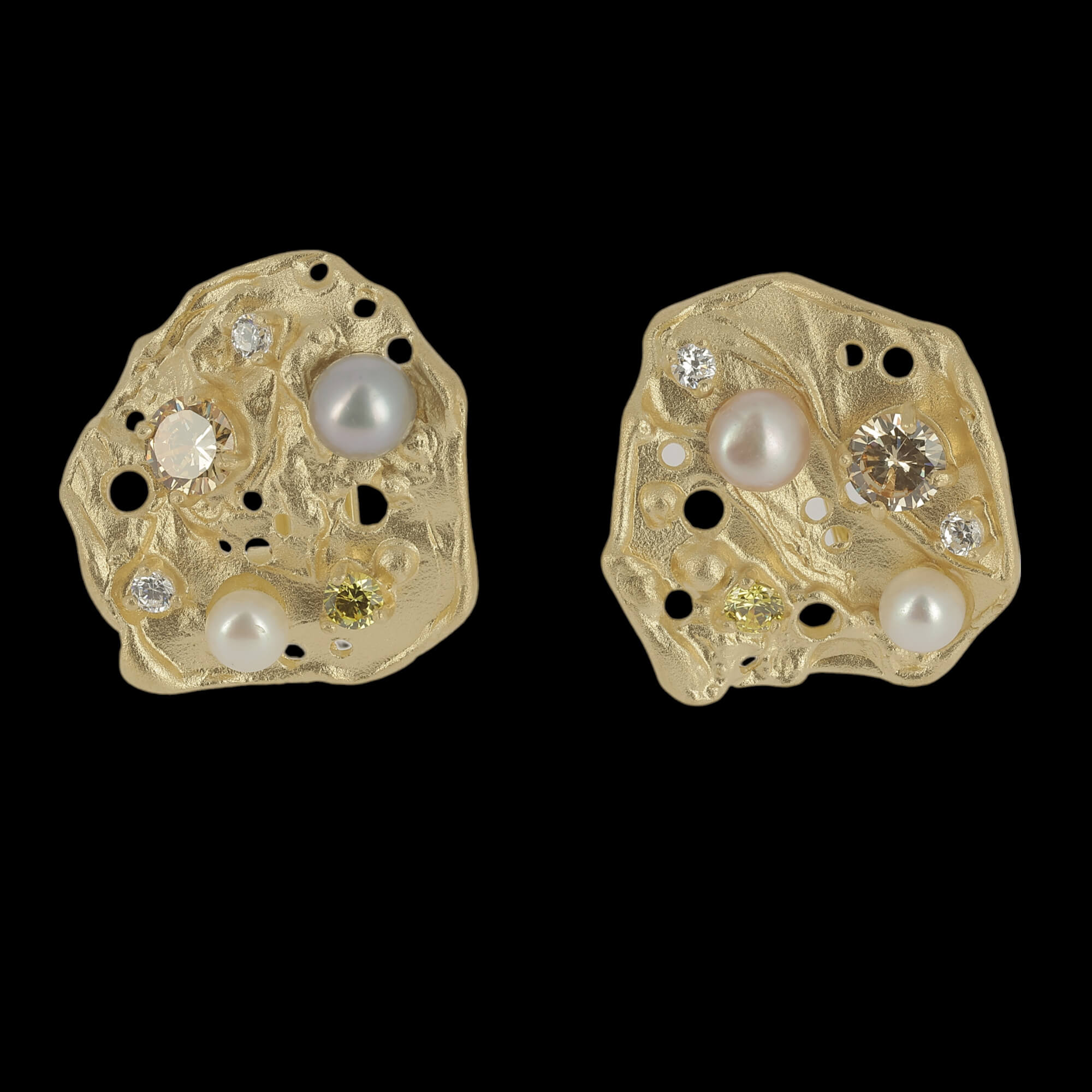 Boucles d'oreilles plaquées or et mates avec pierres précieuses