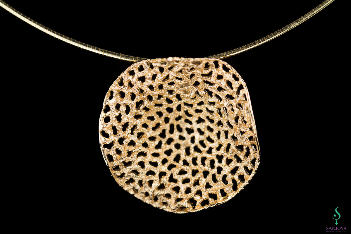 Golden pendant with holes 18kt, without chain