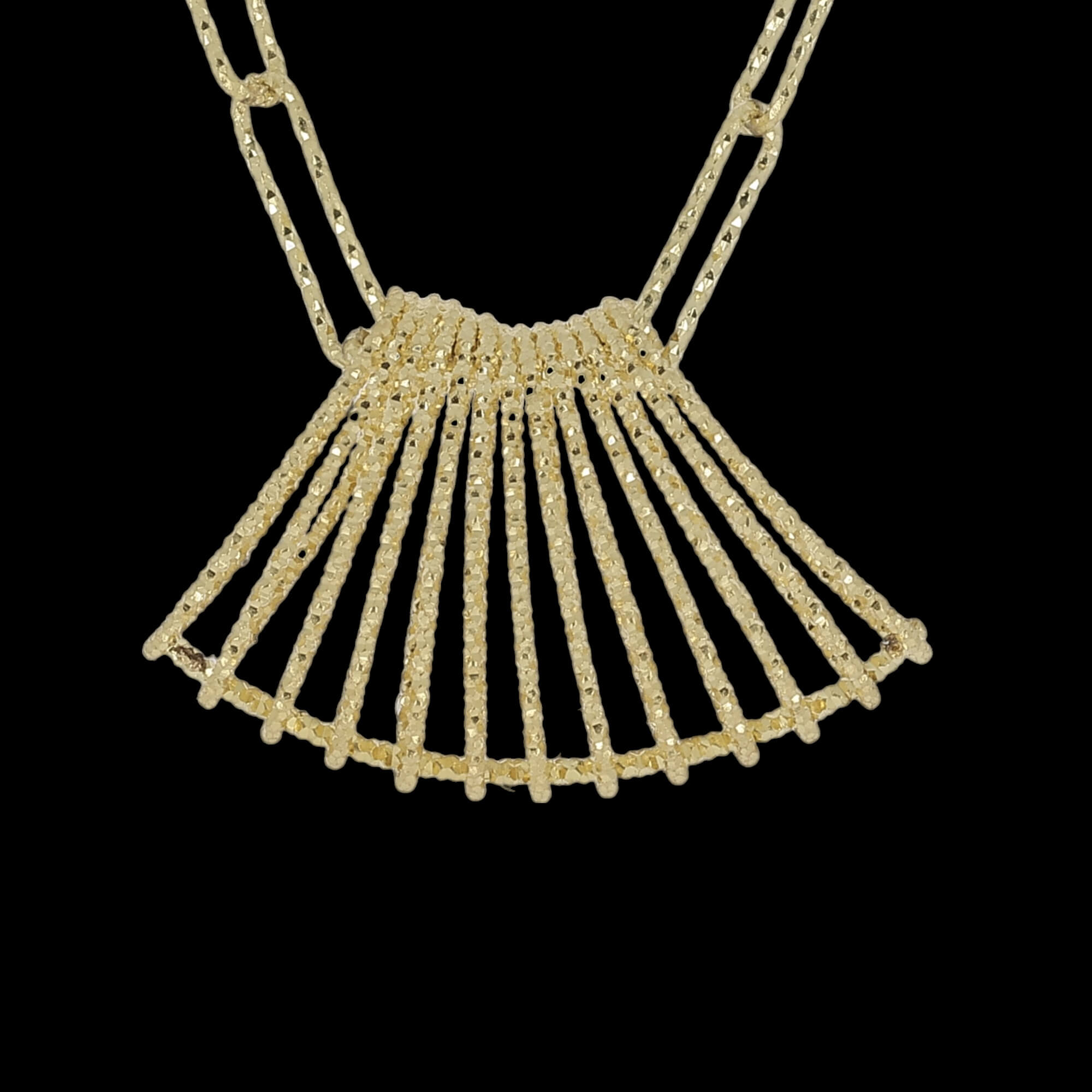 Gold chain made of 18kt gold with a decorated pendant
