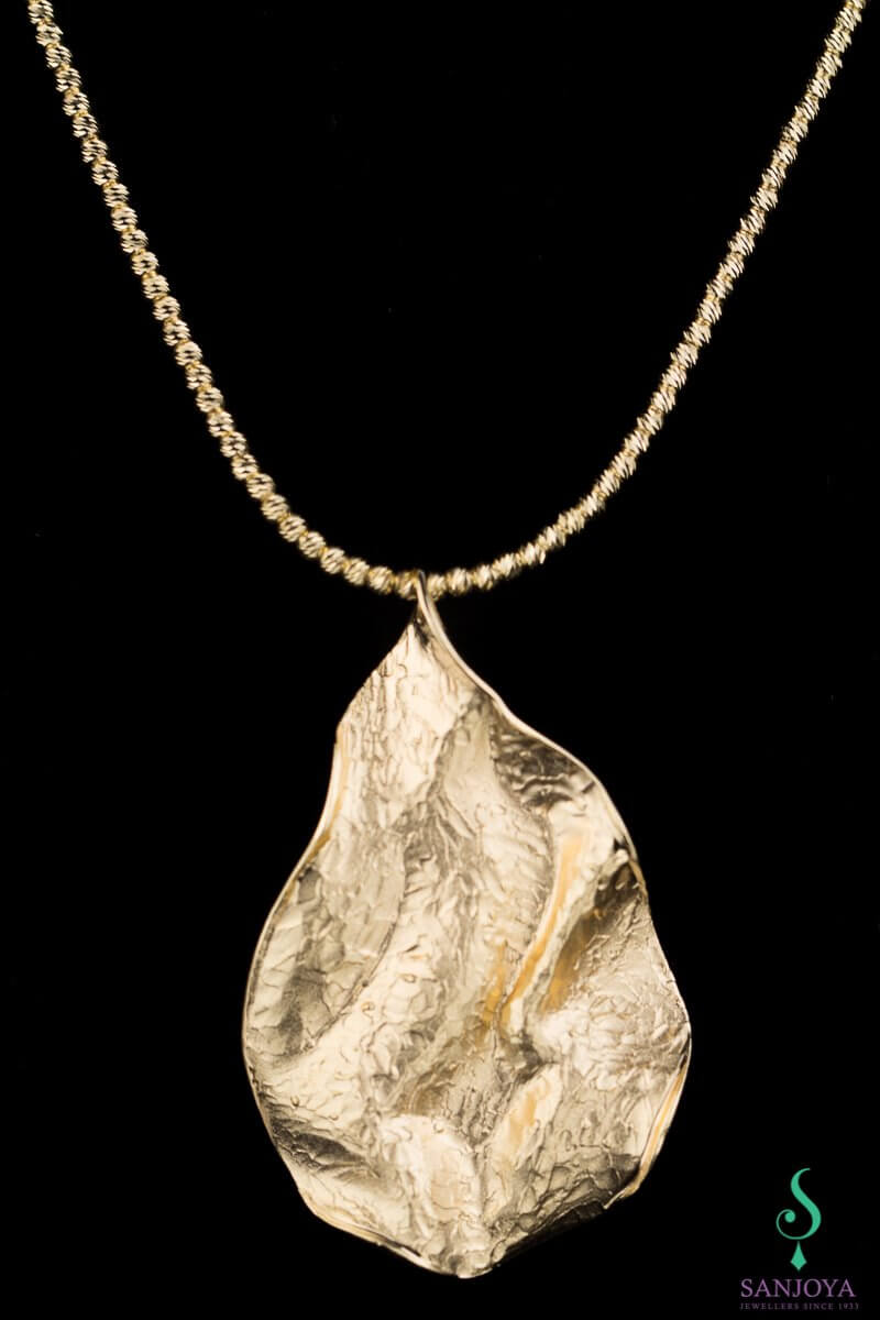 Gold plated and wavy leaf hanger, without chain