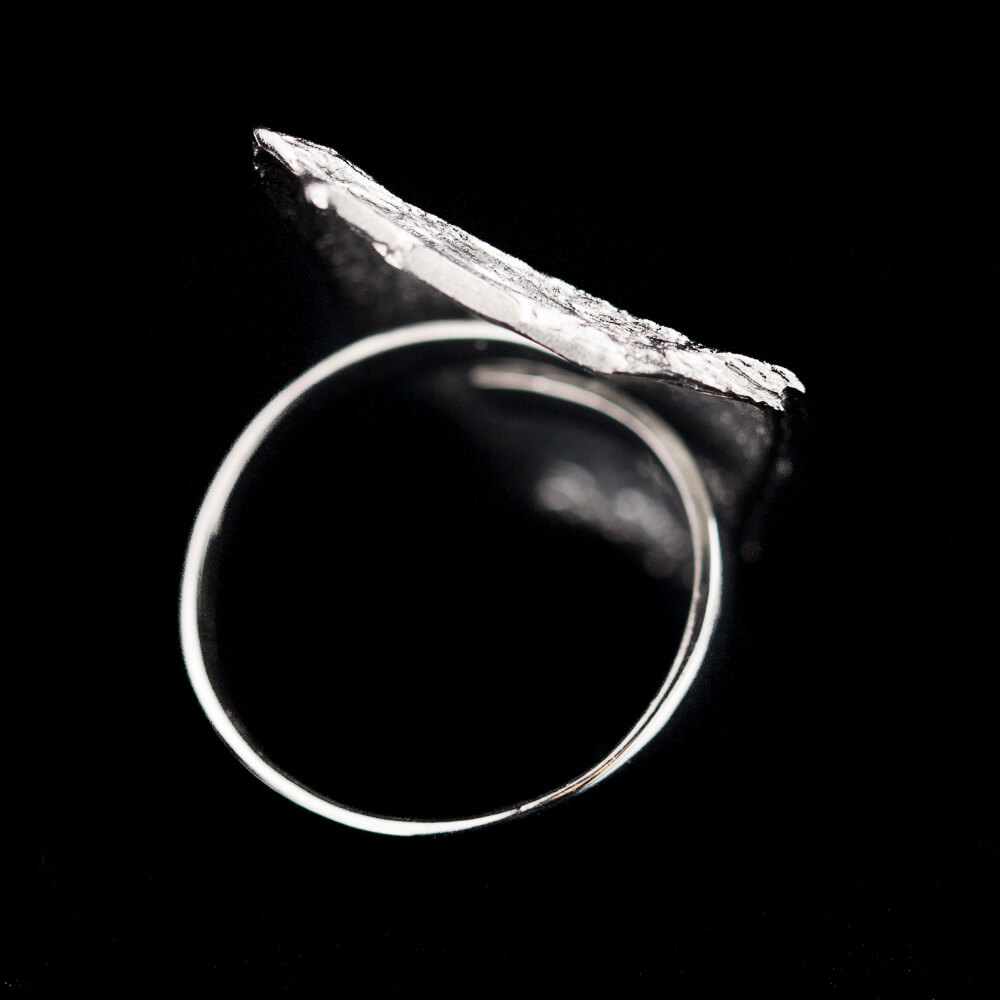 Stone-shaped ring in dark grey plated sterling silver