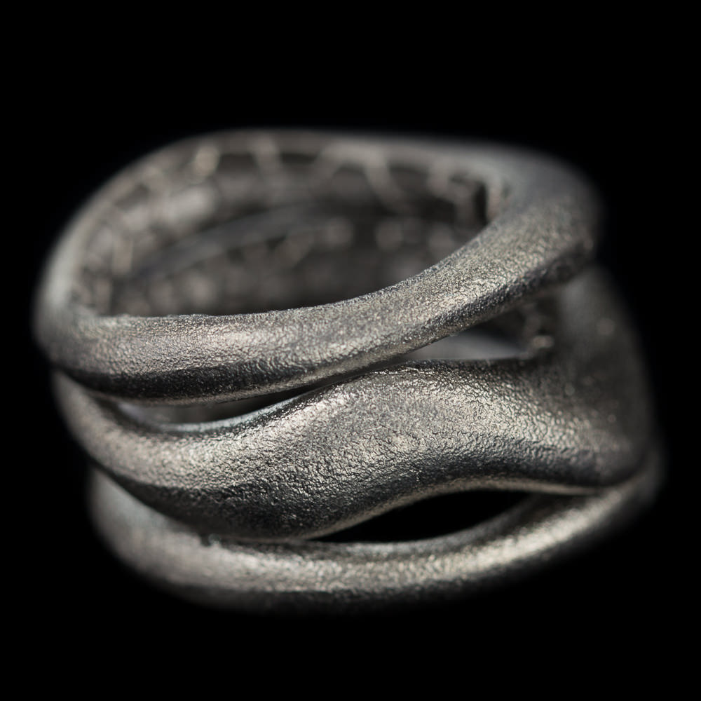 Brede drierijige zilvergrijze ring