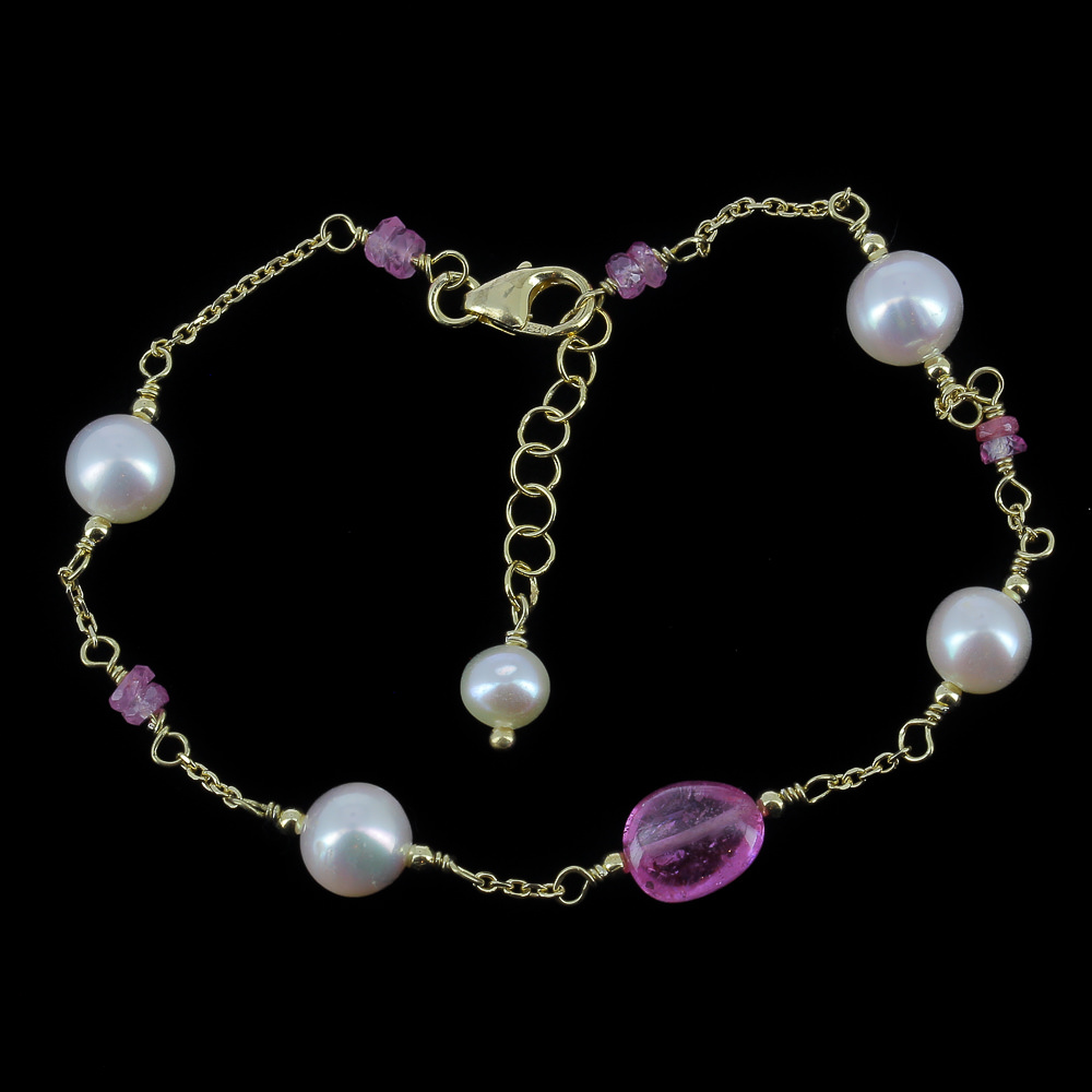 Refined gold-plated bracelet with few beads and gemstones