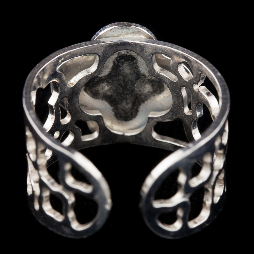 Silver flower-shaped ring. mother-of-pearl and zirconia