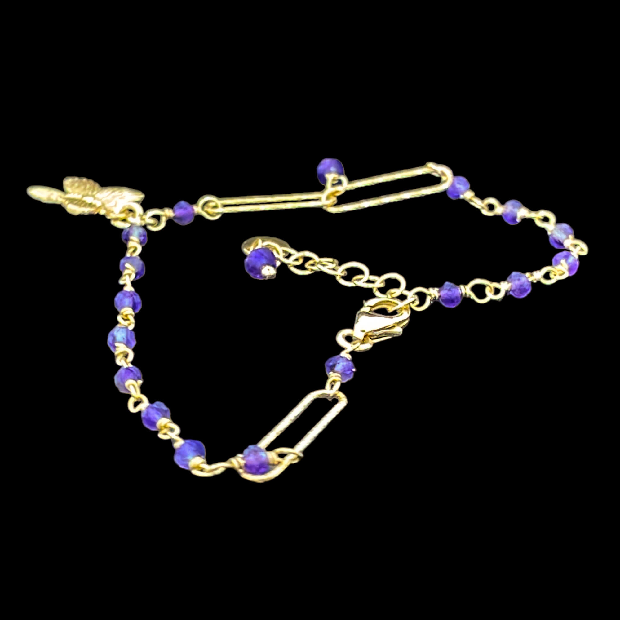 Bracelet plaqué or avec pierres d'améthyste et papillon