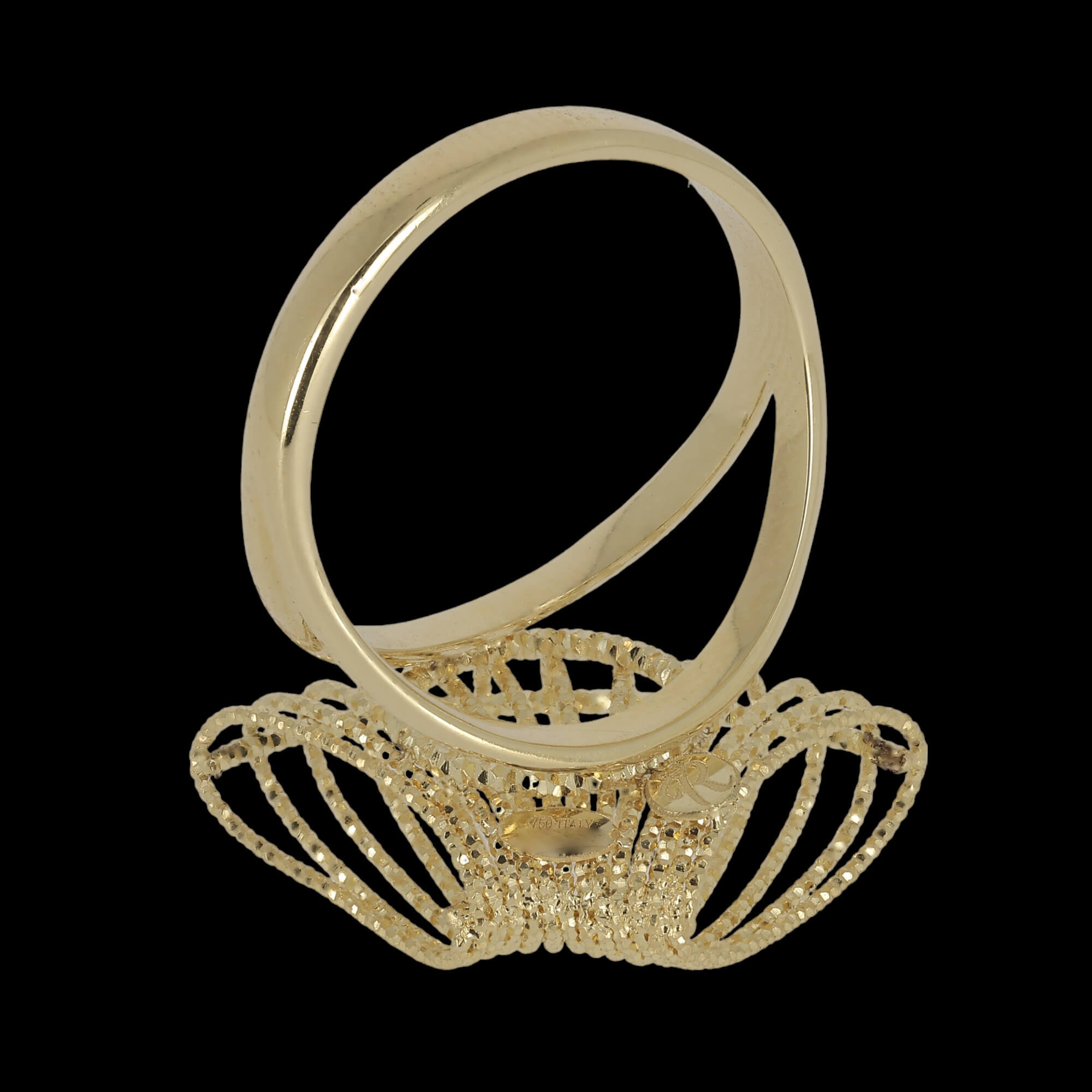 Ring with one shell in 18kt yellow gold