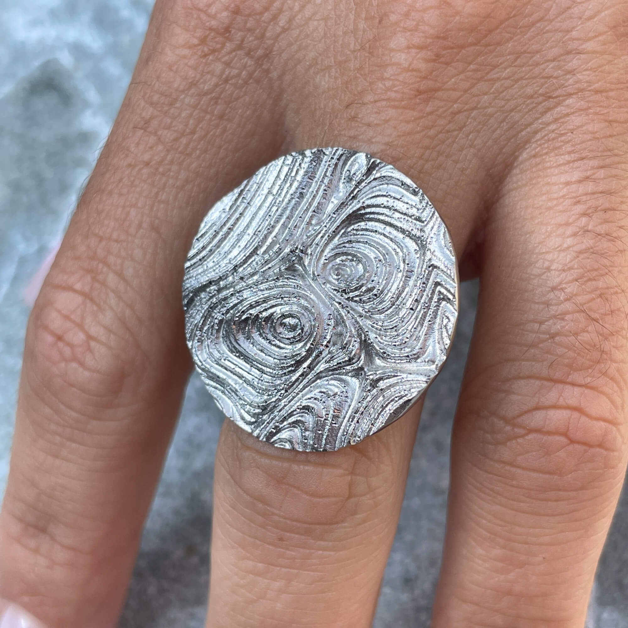 Decorated round silver ring