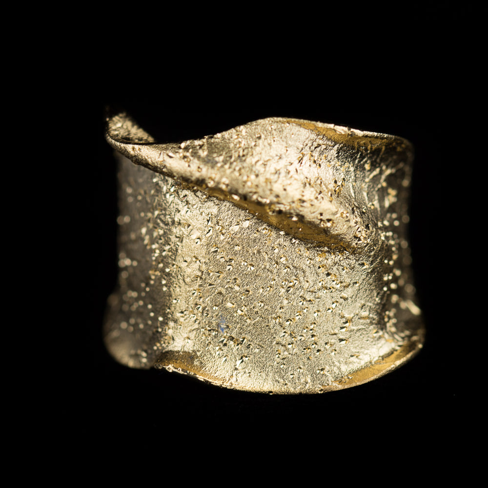 Goldplated narrow ring with diamond cut