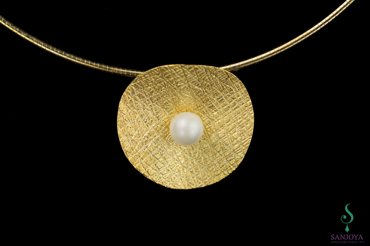 Plated pendant with pearl