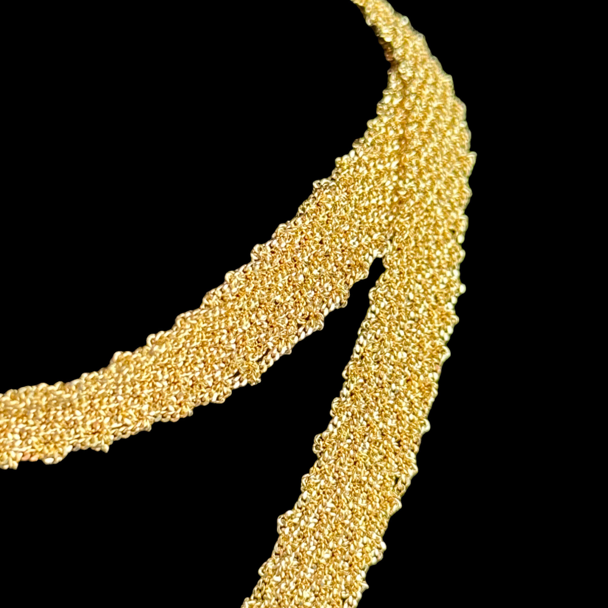 Gilded scarf or interwoven chains