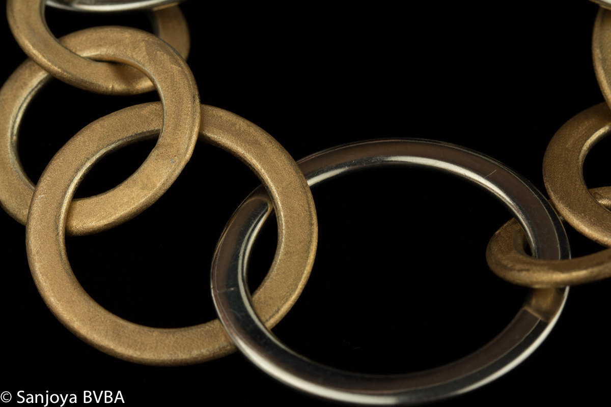 Bewerkte donkergrijze oorbelletjes van sterling zilver