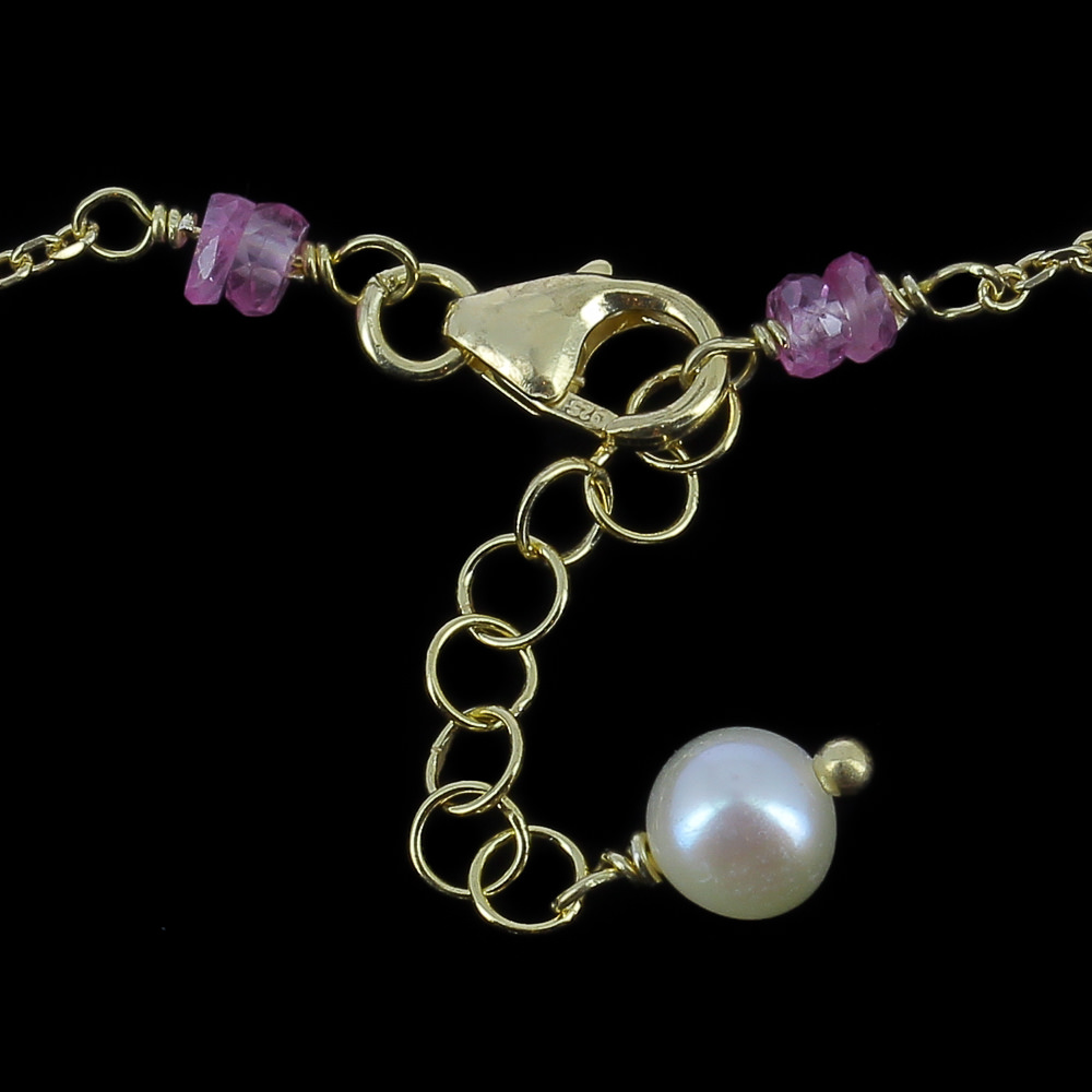 Refined gold-plated bracelet with few beads and gemstones