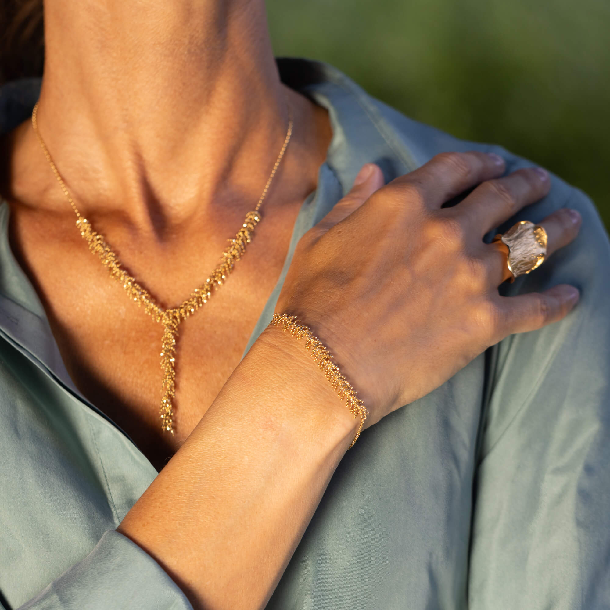 Chic necklace with refined branches of 18kt gold