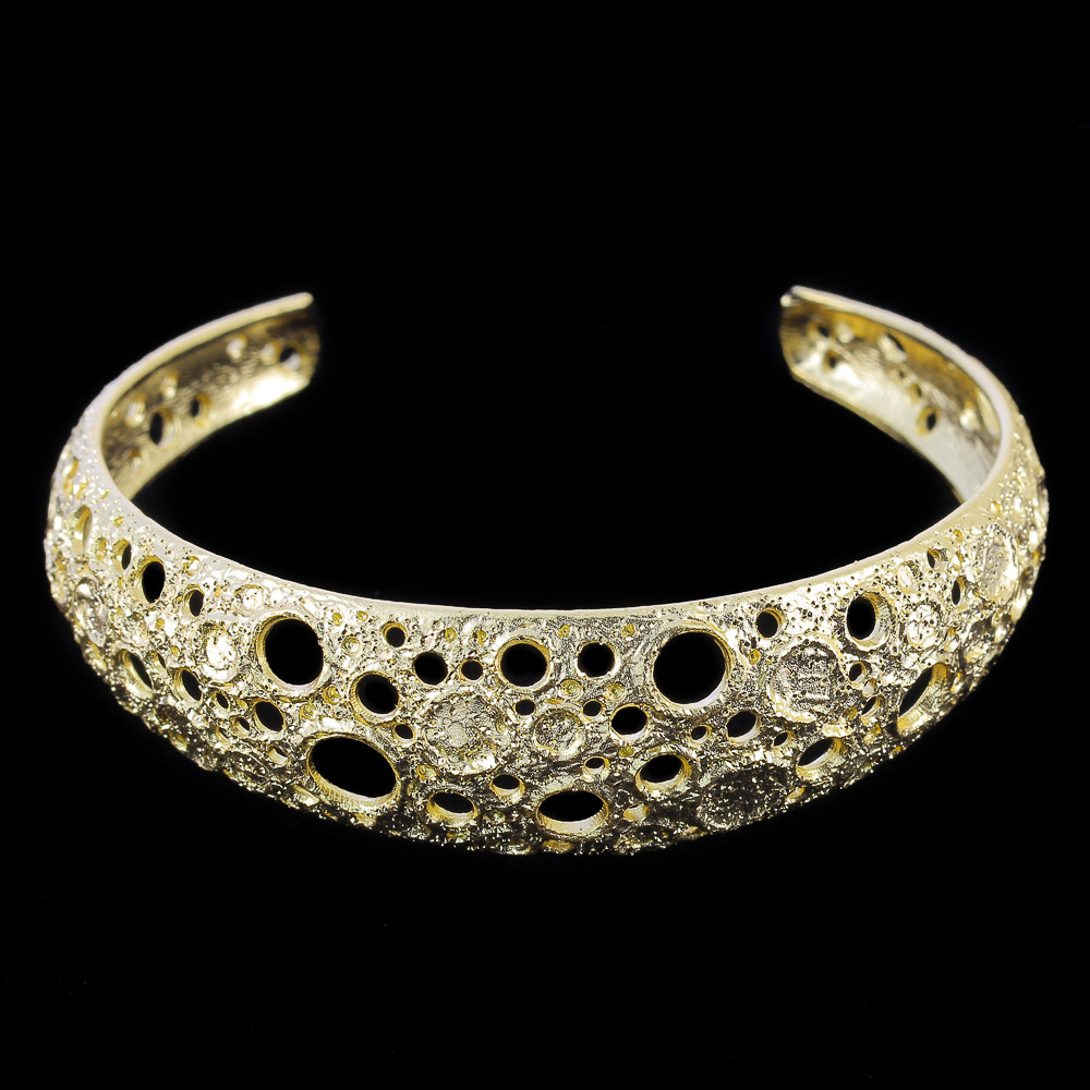 Narrow and gold-plated bracelet with crafted glare