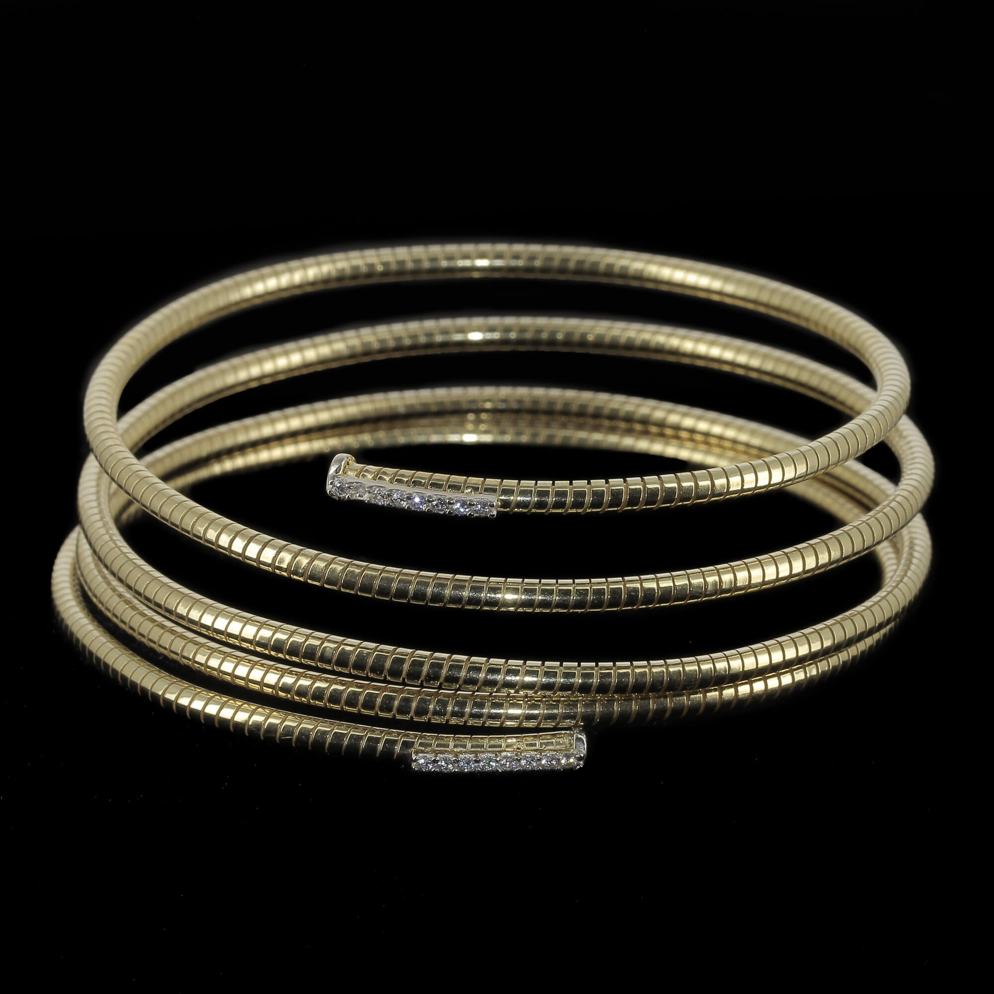 Vergulde spiraalvormige armband met zirkonia