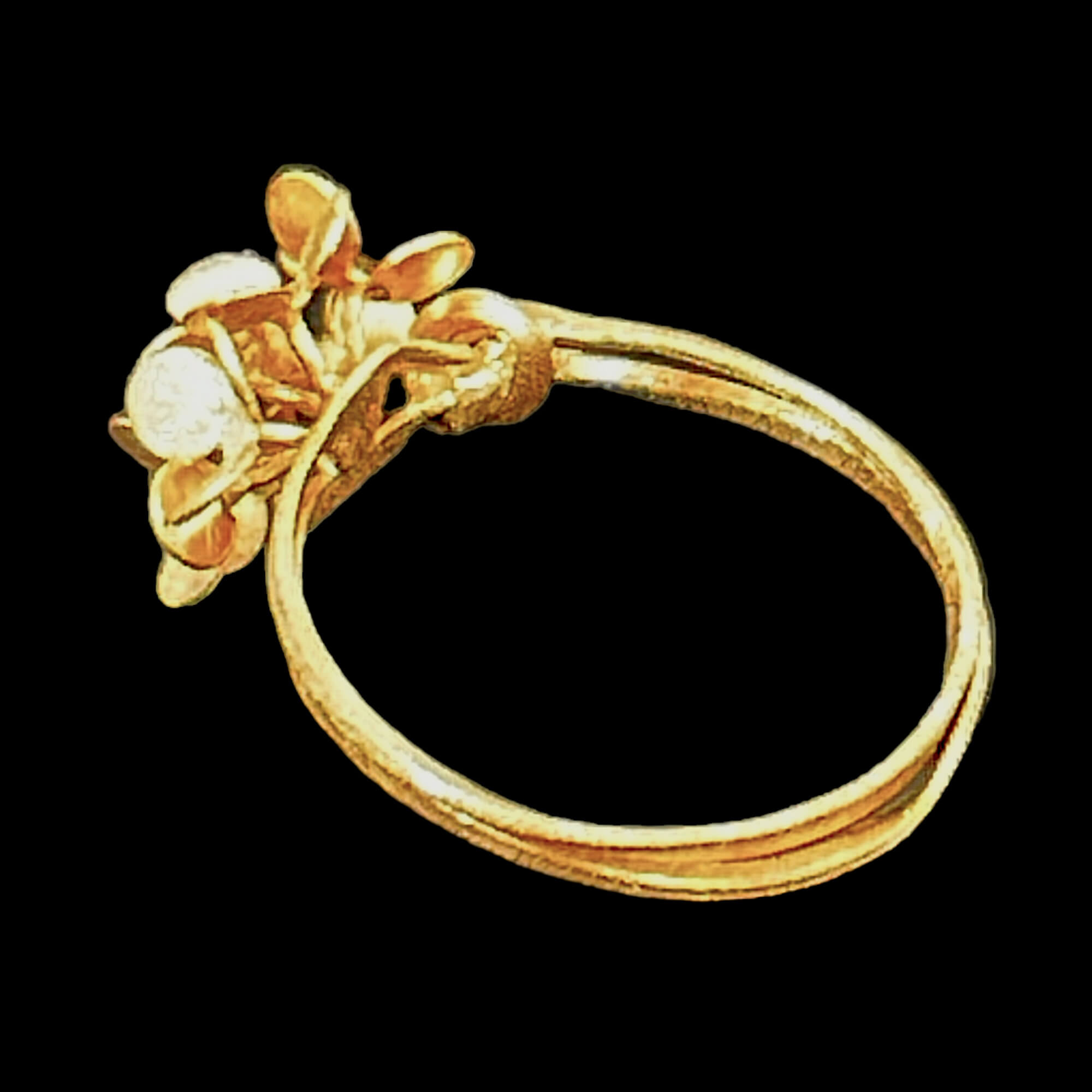 Refined 18kt gold flower ring with a diamond