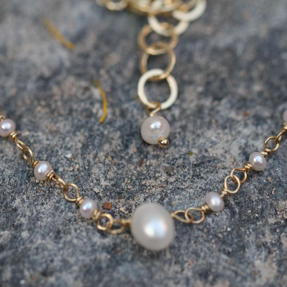 Refined gold bracelet with some pearls